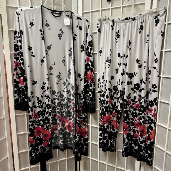 Donatella, Woman, Pajama set, 2pc, White-Black-Flowers, Sz M, kimono style.! - Picture 6 of 11